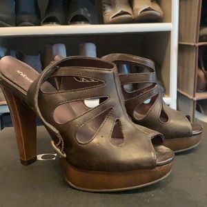 Never worn. Cute n walkable.